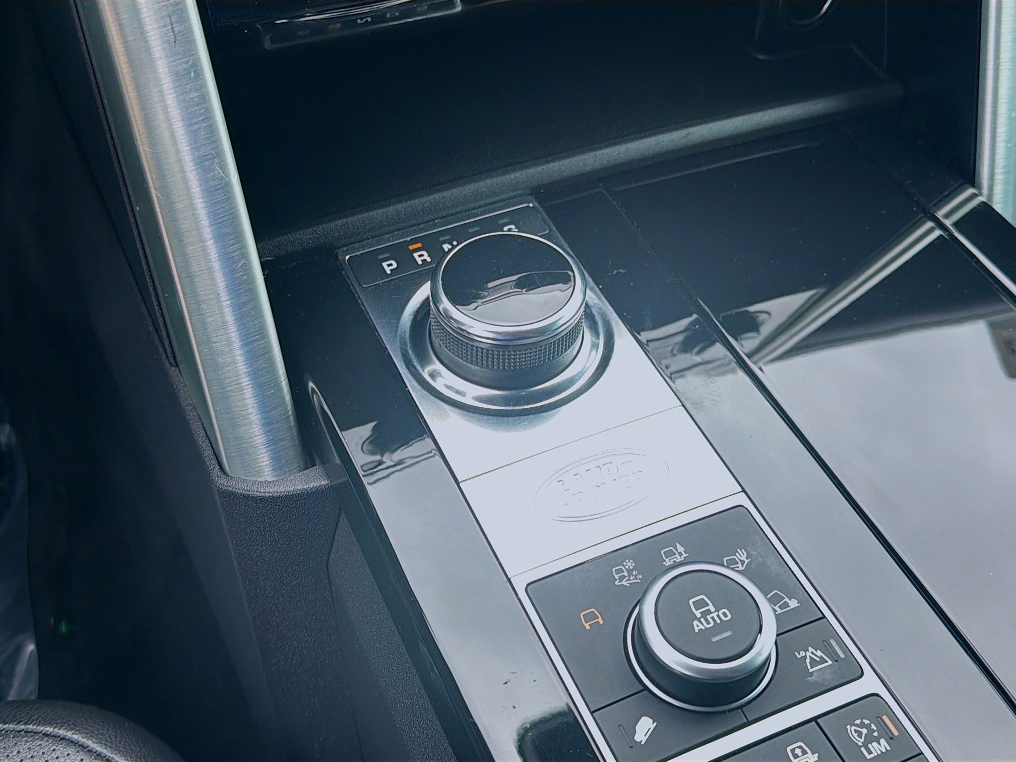 Used 2018 Land Rover Discovery HSE image 16