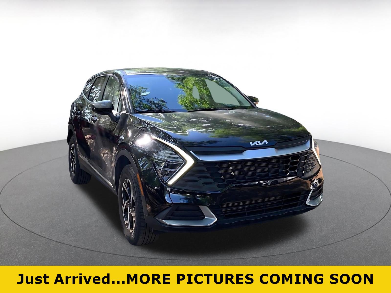 Used 2025 Kia Sportage LX image 1