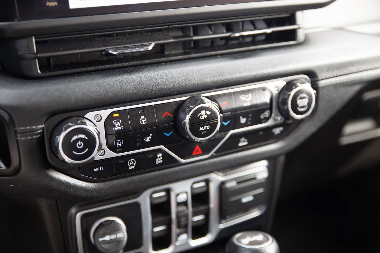 Used 2025 Jeep Wrangler Sahara image 14