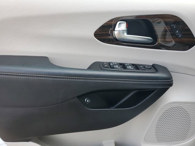 Used 2023 Chrysler Pacifica Limited image 22