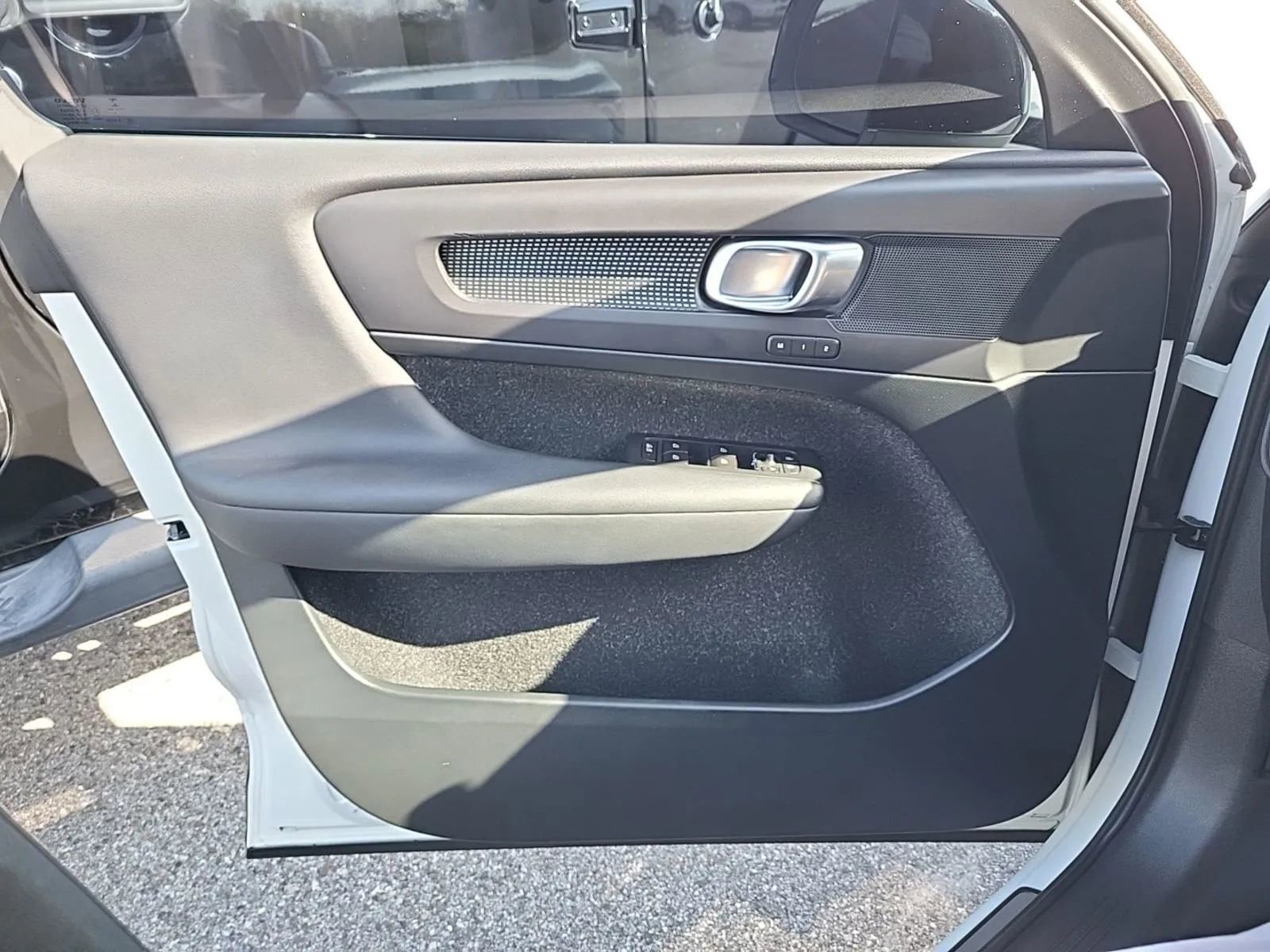 Used 2019 Volvo XC40 T4 R-Design image 11