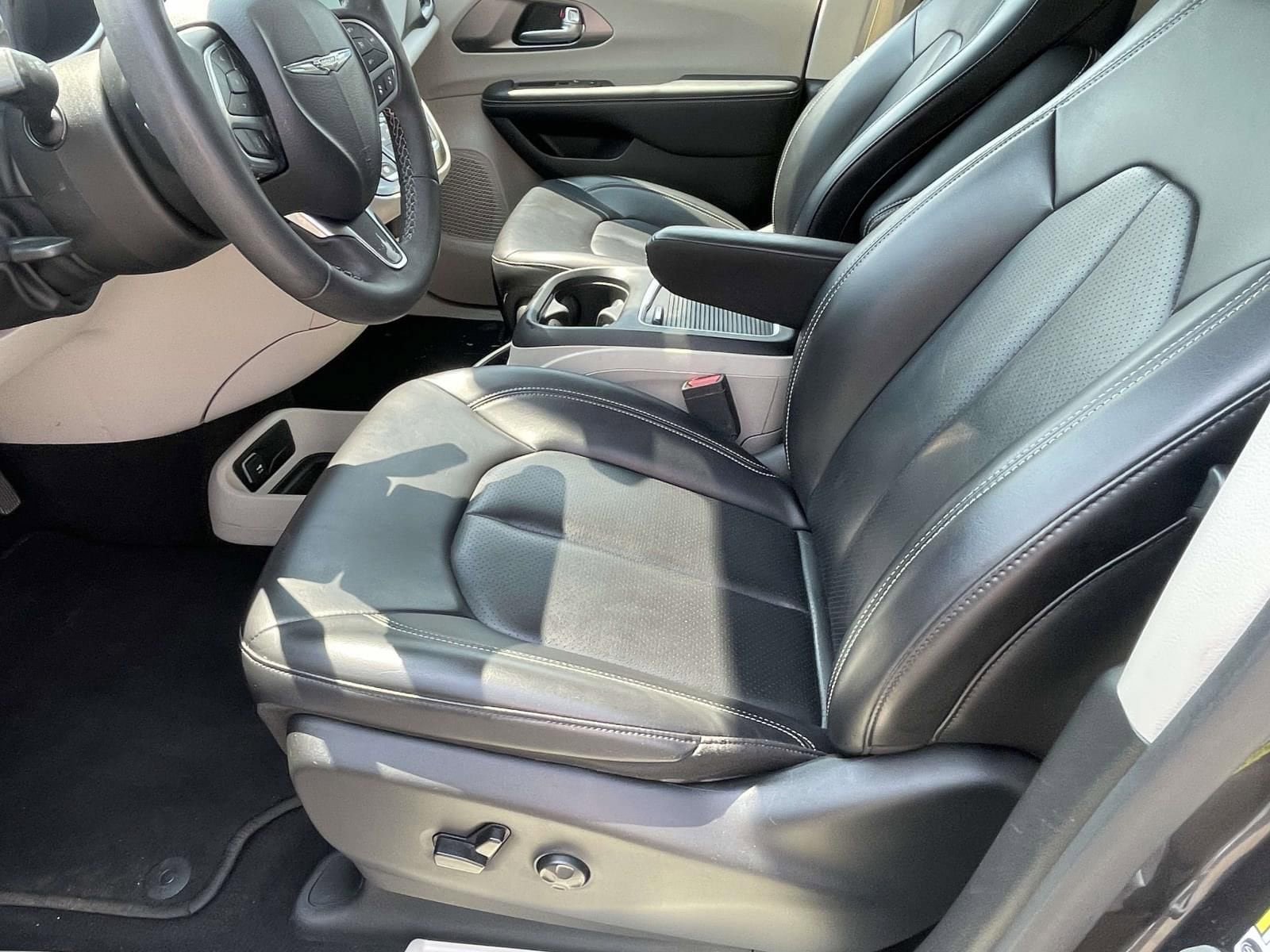 Used 2023 Chrysler Pacifica Touring-L FWD image 12