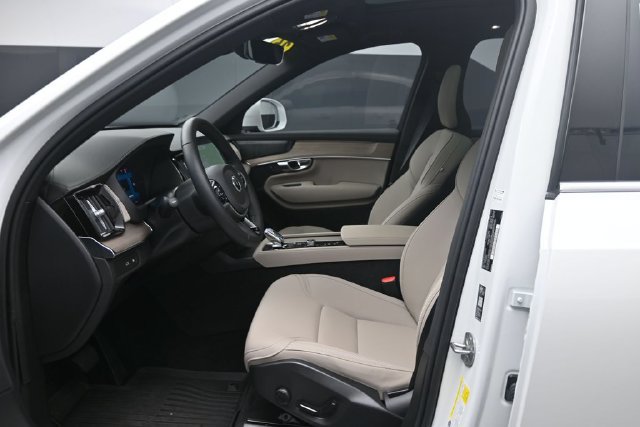 Used 2026 Volvo XC90 T8 Plus w/ Protection Package Premier AWD/4WD image 16