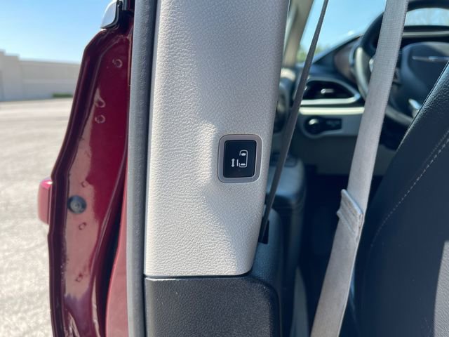 Used 2017 Chrysler Pacifica Touring-L w/ Tire & Wheel Group FWD image 31