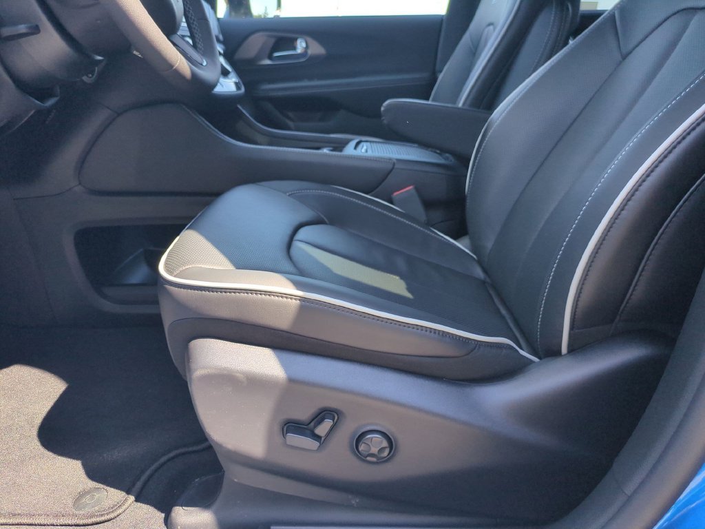 New 2027 Chrysler Pacifica Limited w/ Family Tech Group FWD image 16