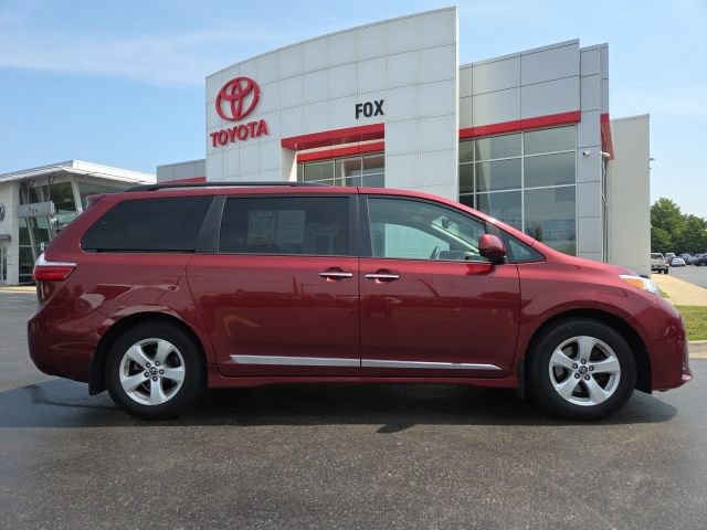 Used 2019 Toyota Sienna LE w/ LE Preferred Package FWD image 8