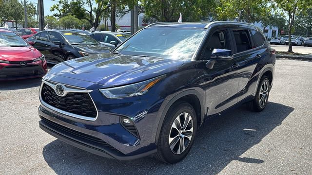 Used 2023 Toyota Highlander XLE FWD image 3