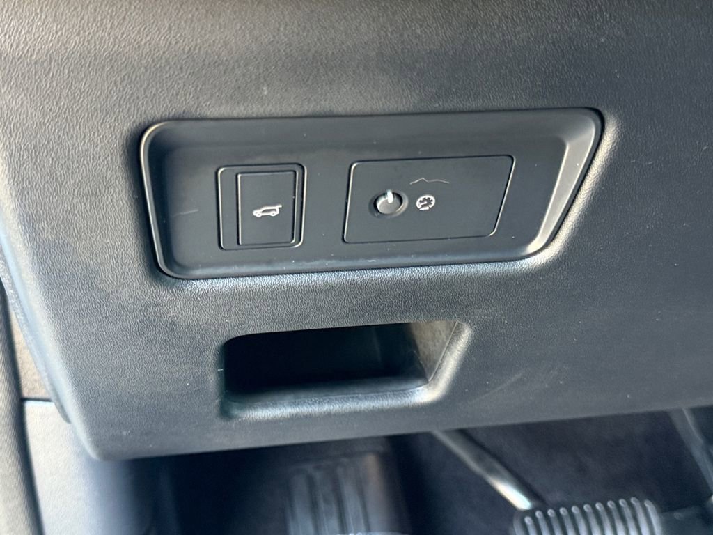Used 2020 Land Rover Discovery Landmark image 22