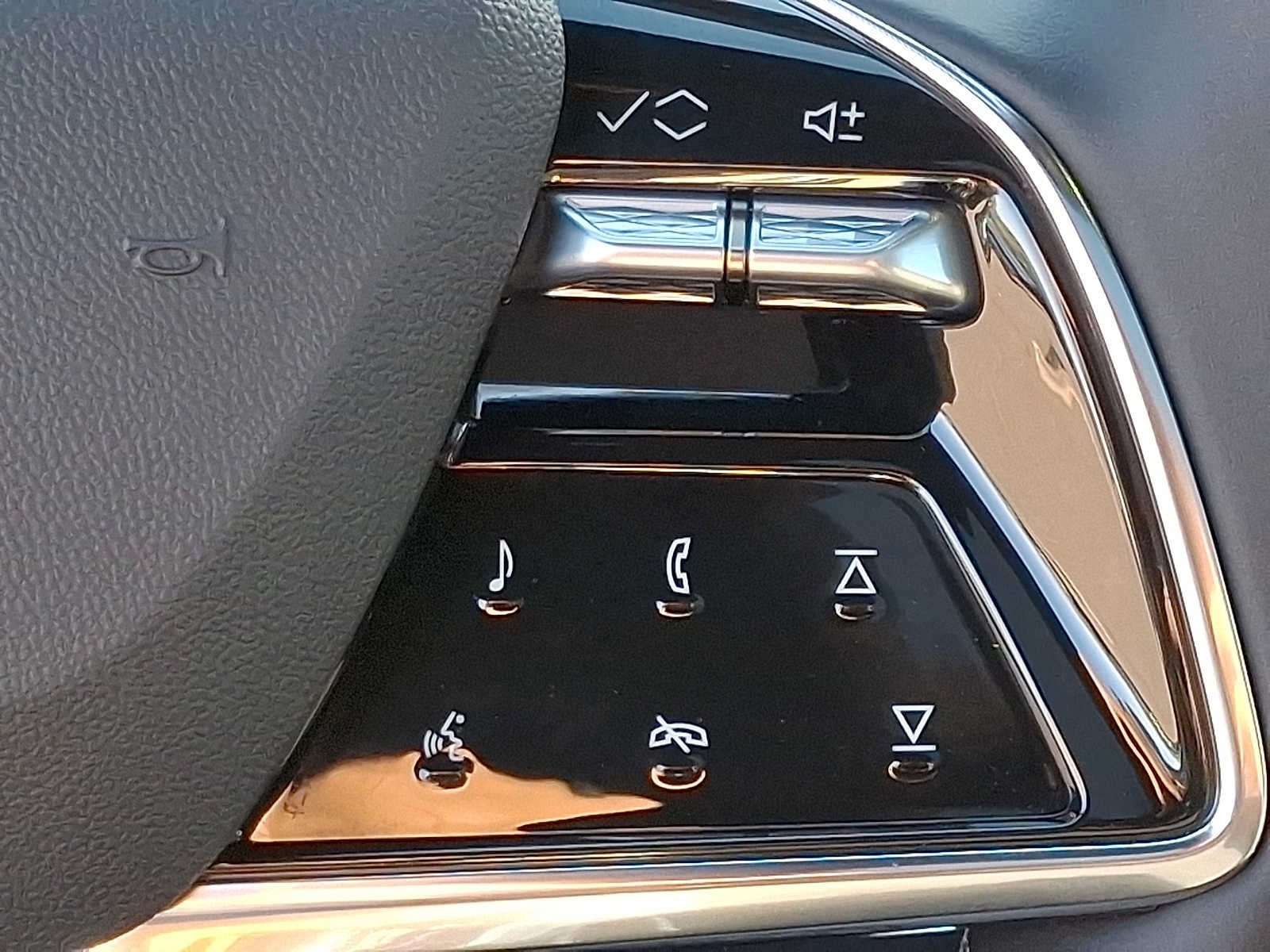 Used 2026 Cadillac Lyriq Luxury AWD/4WD image 24