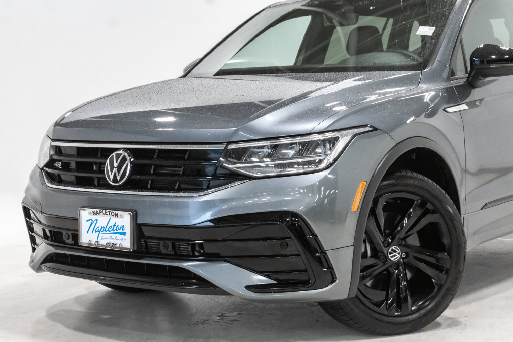 Used 2023 Volkswagen Tiguan SE R-Line AWD/4WD image 2