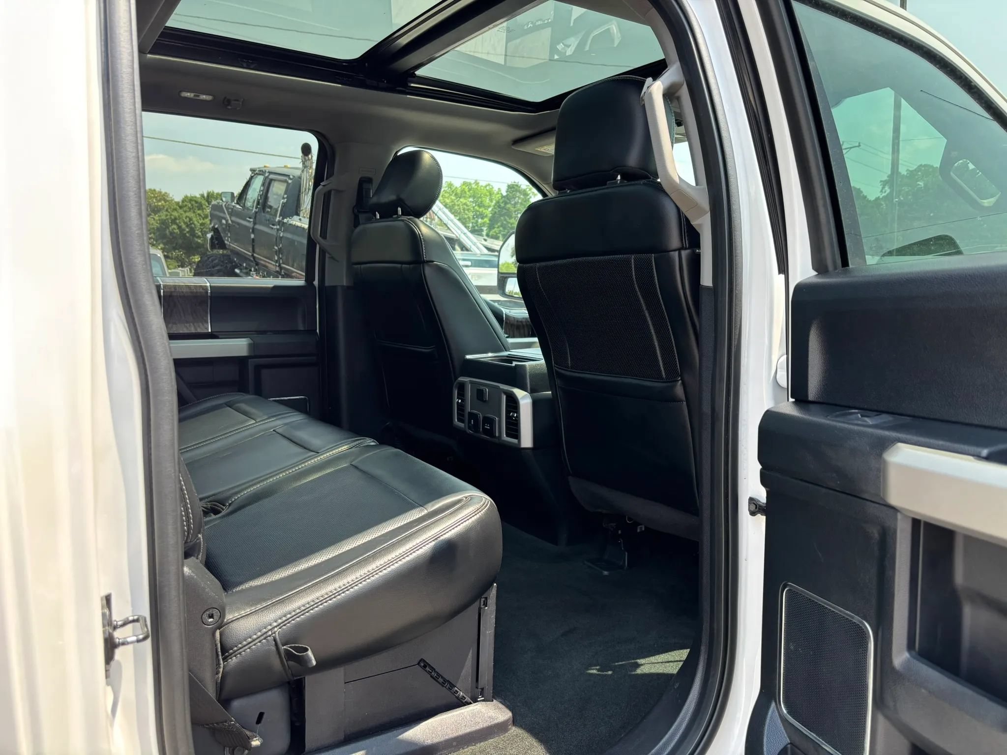 Used 2019 Ford F250 Lariat w/ Lariat Ultimate Package AWD/4WD image 31