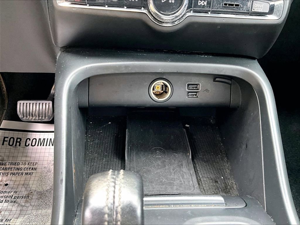 Used 2020 Volvo XC40 T5 Momentum image 29