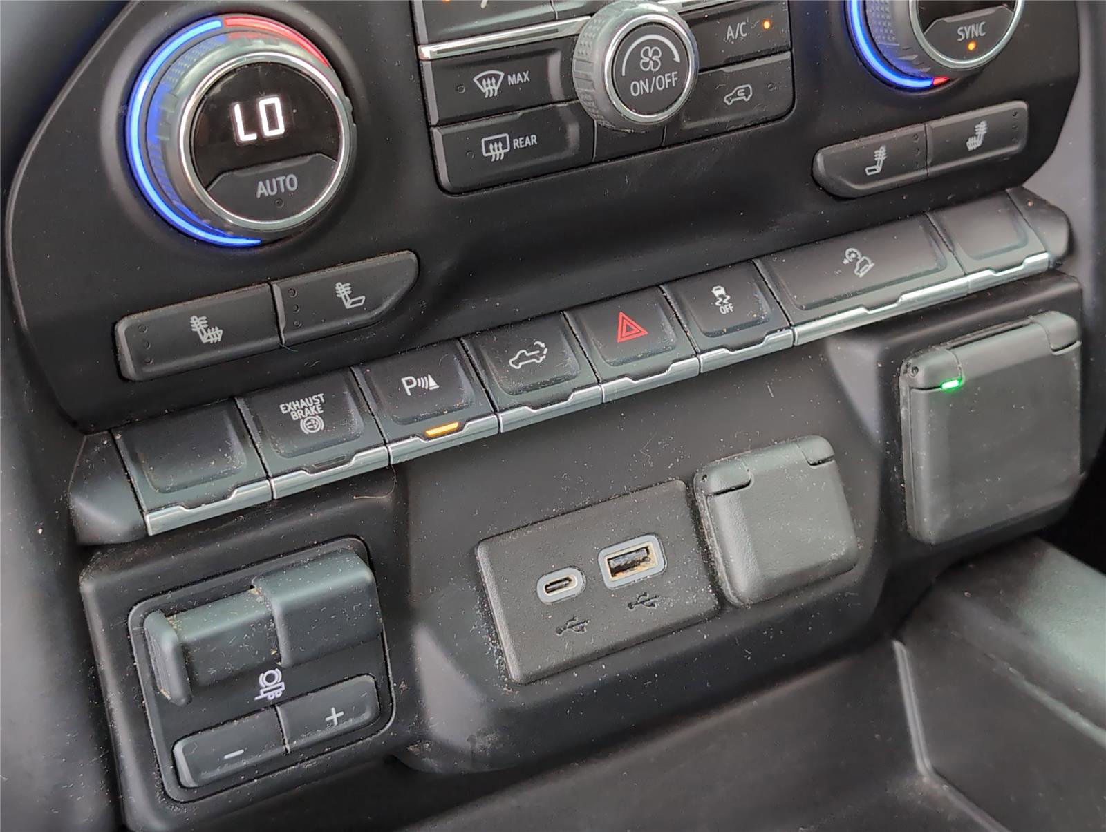 Used 2021 Chevrolet Silverado 2500 LT w/ Midnight Edition image 17