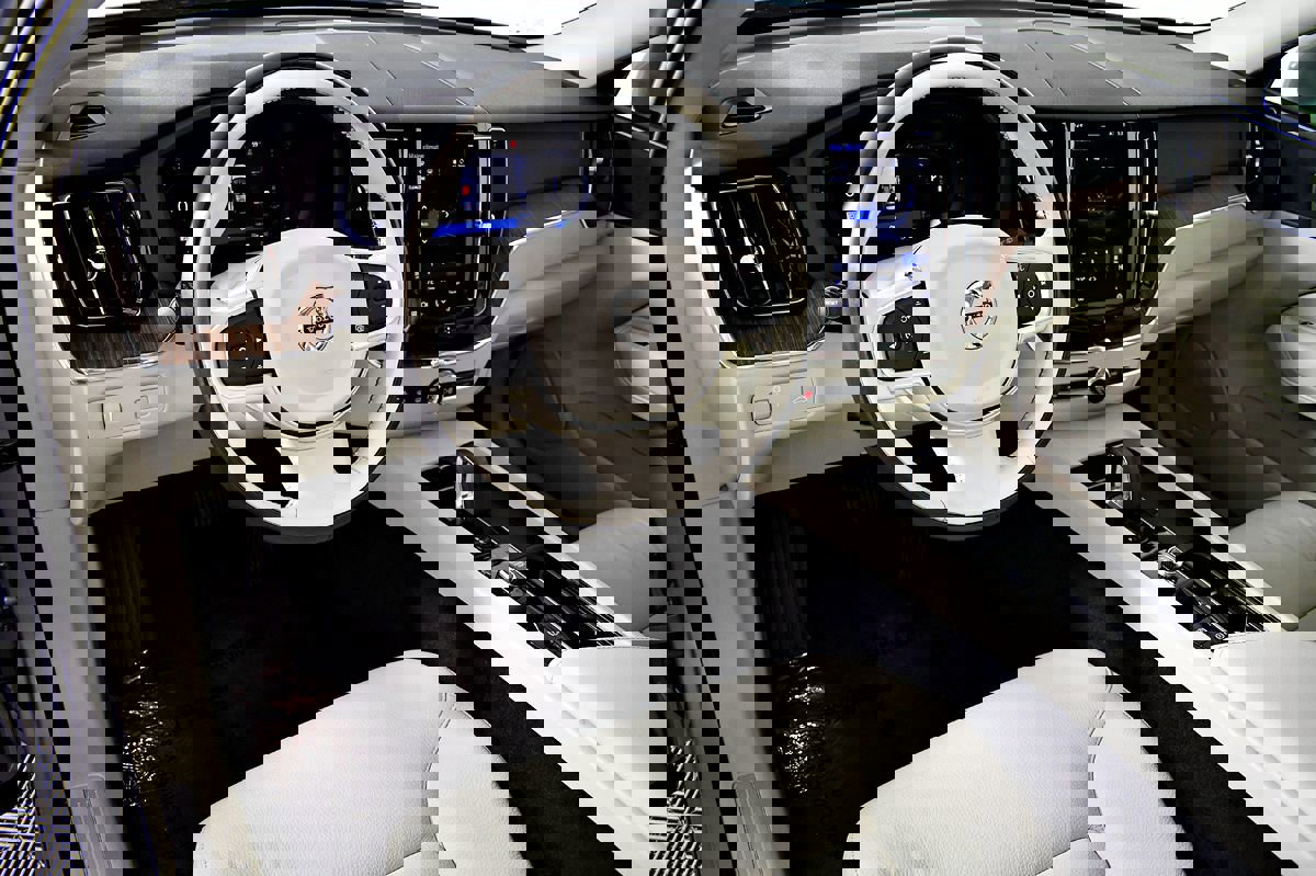 Used 2022 Volvo XC60 B5 Momentum image 20