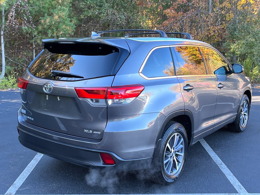Used 2017 Toyota Highlander XLE w/ Carpet Mat Package AWD/4WD image 5
