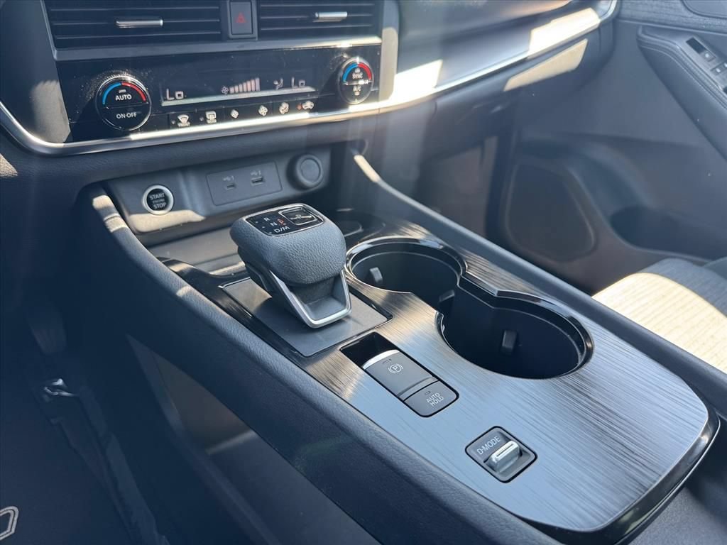 Certified 2023 Nissan Rogue SV FWD image 19