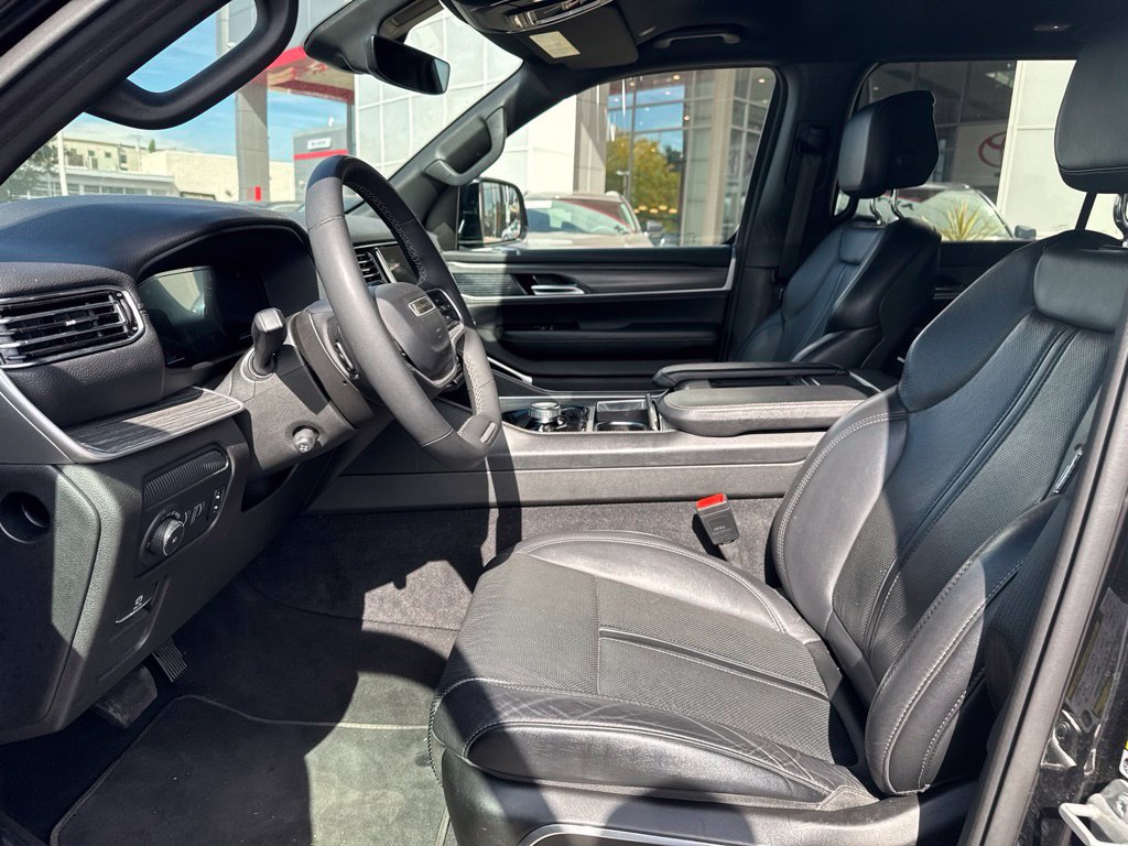 Used 2024 Jeep Wagoneer Series II w/ Flexible Seating Group AWD/4WD image 9