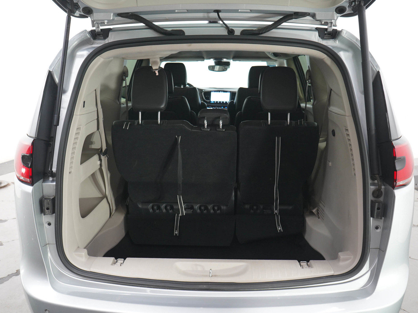 Used 2023 Chrysler Pacifica Touring-L FWD image 18