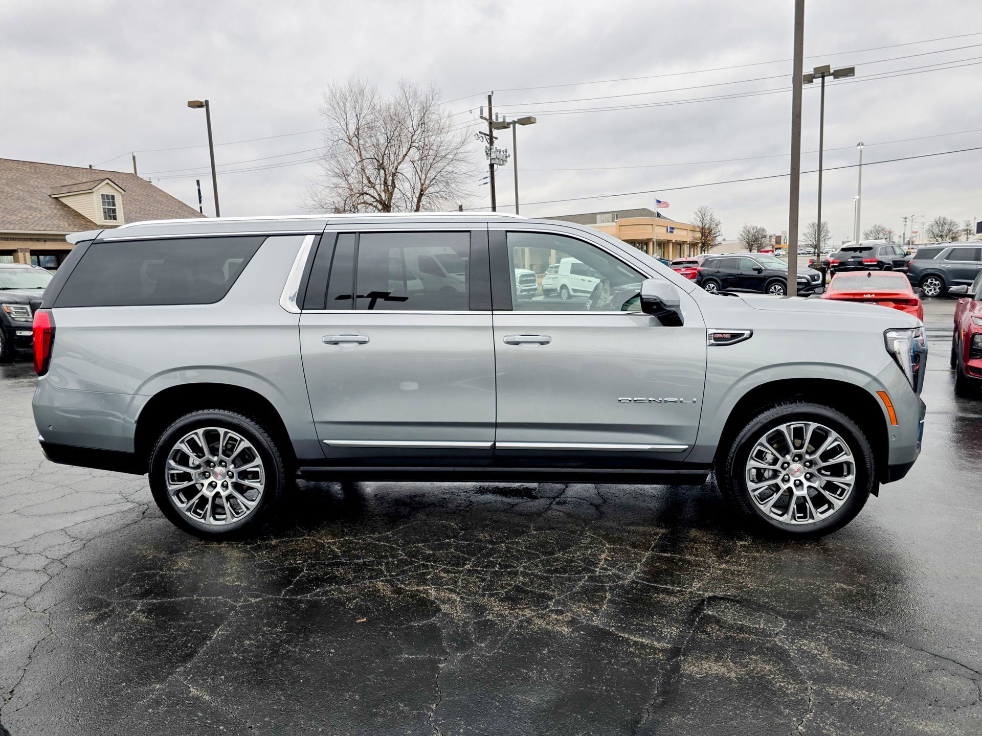 Used 2025 GMC Yukon XL Denali w/ Sun & Power Step Package image 26