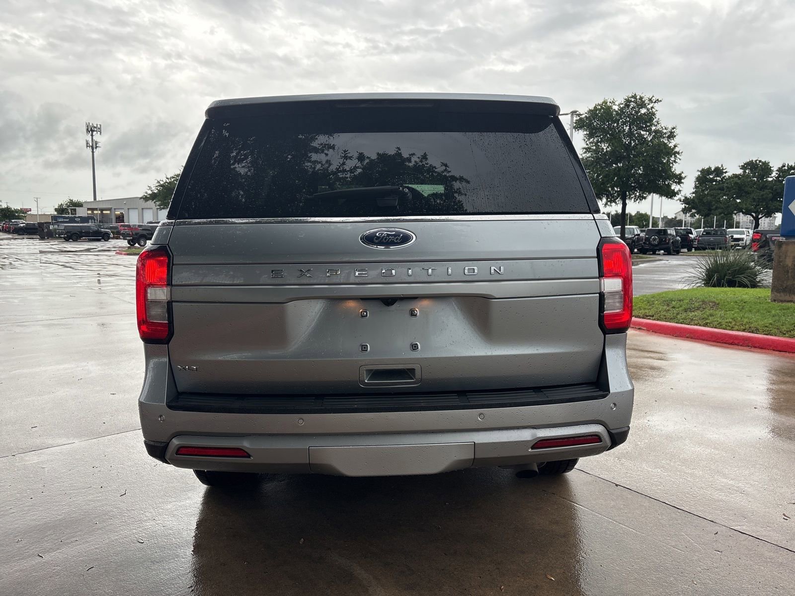 Used 2024 Ford Expedition XLT AWD/4WD image 4
