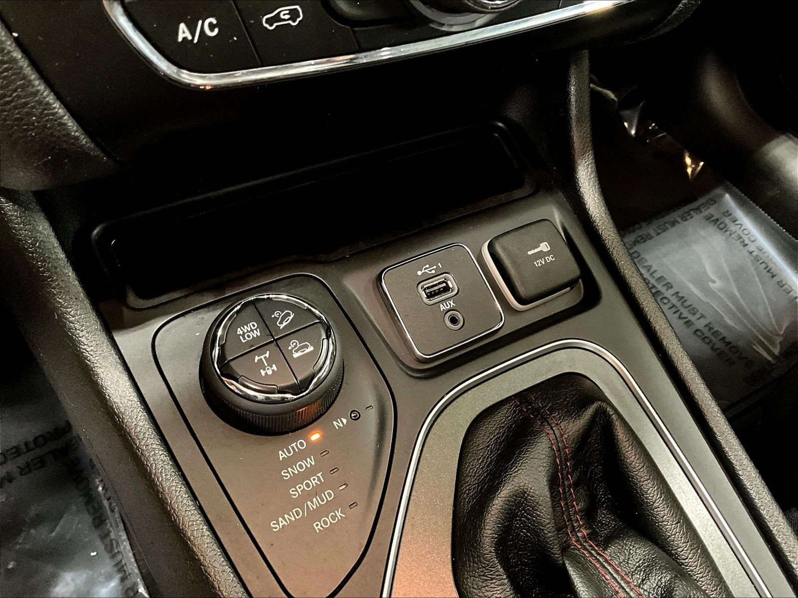 Used 2019 Jeep Cherokee Trailhawk AWD/4WD image 16