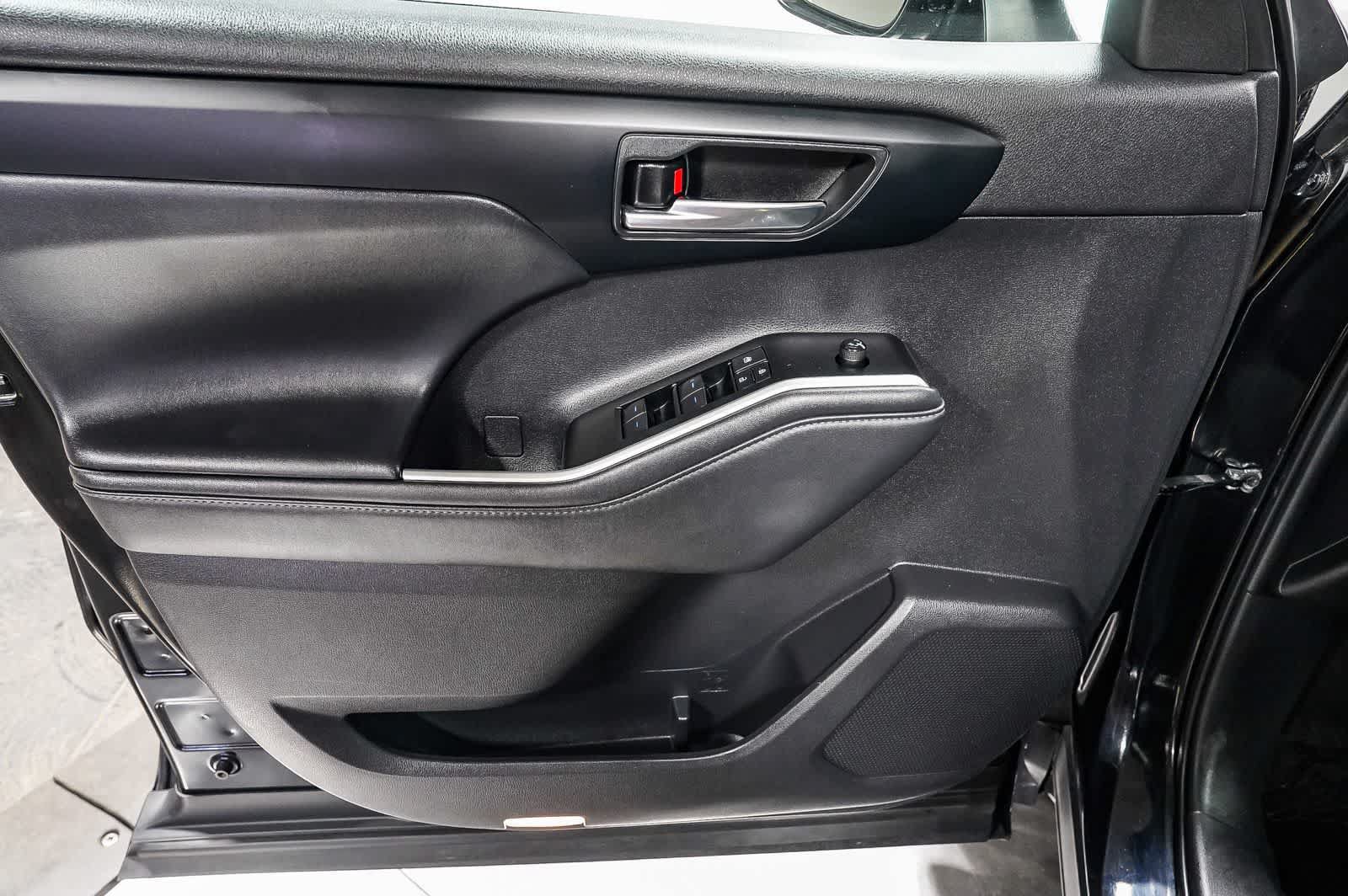 Used 2022 Toyota Highlander XLE FWD image 22