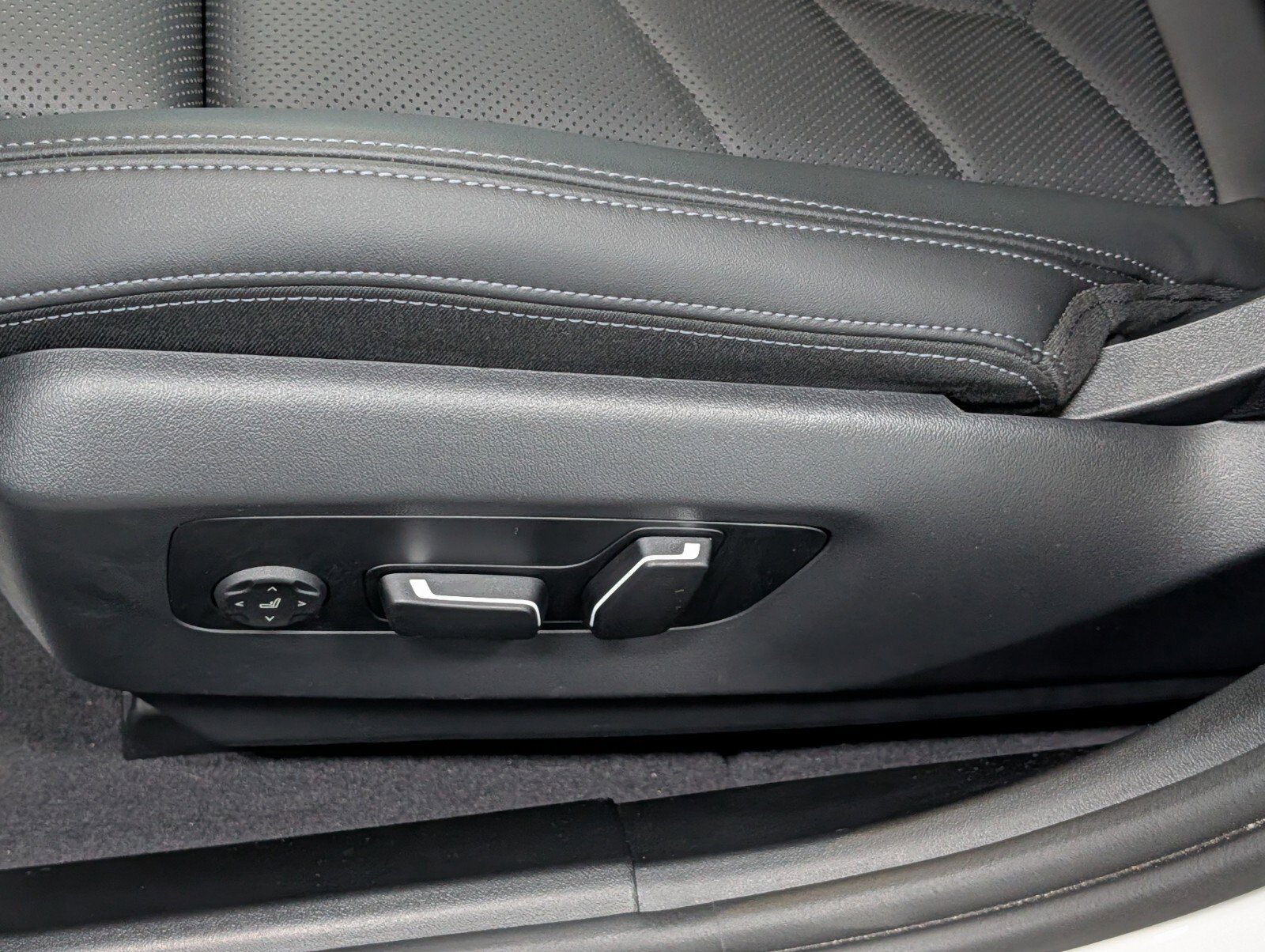 Used 2024 BMW i5 eDrive40i w/ M Sport Package image 11