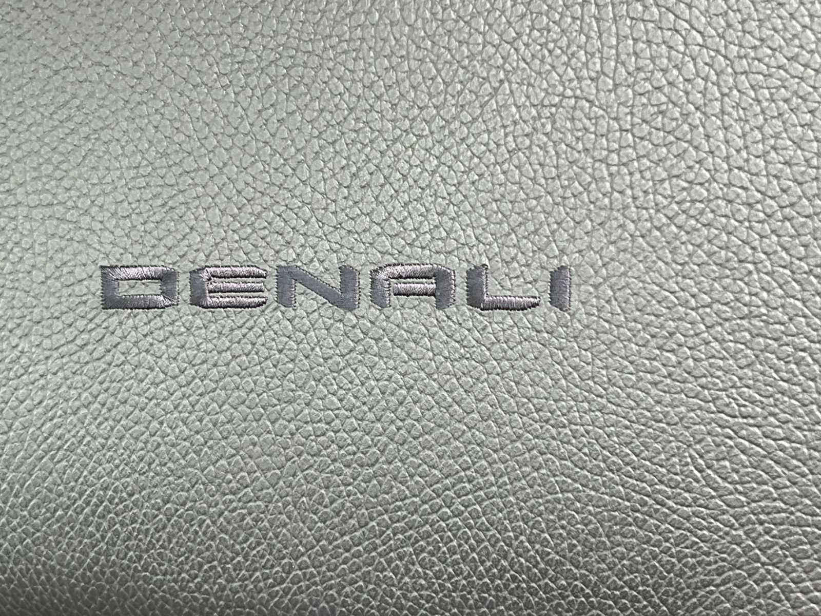 Used 2023 GMC Yukon XL Denali AWD/4WD image 16