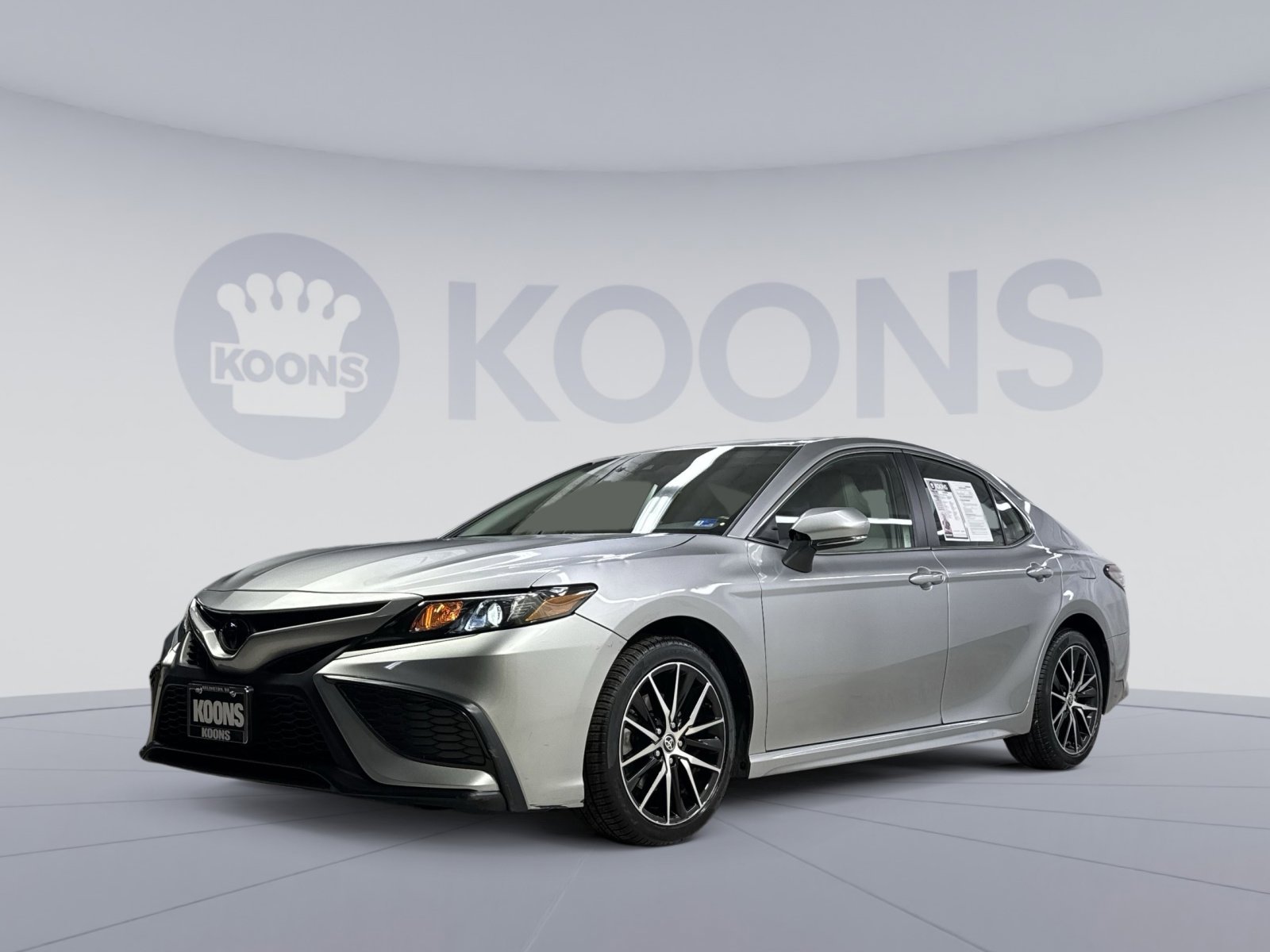 Used 2022 Toyota Camry SE image 1