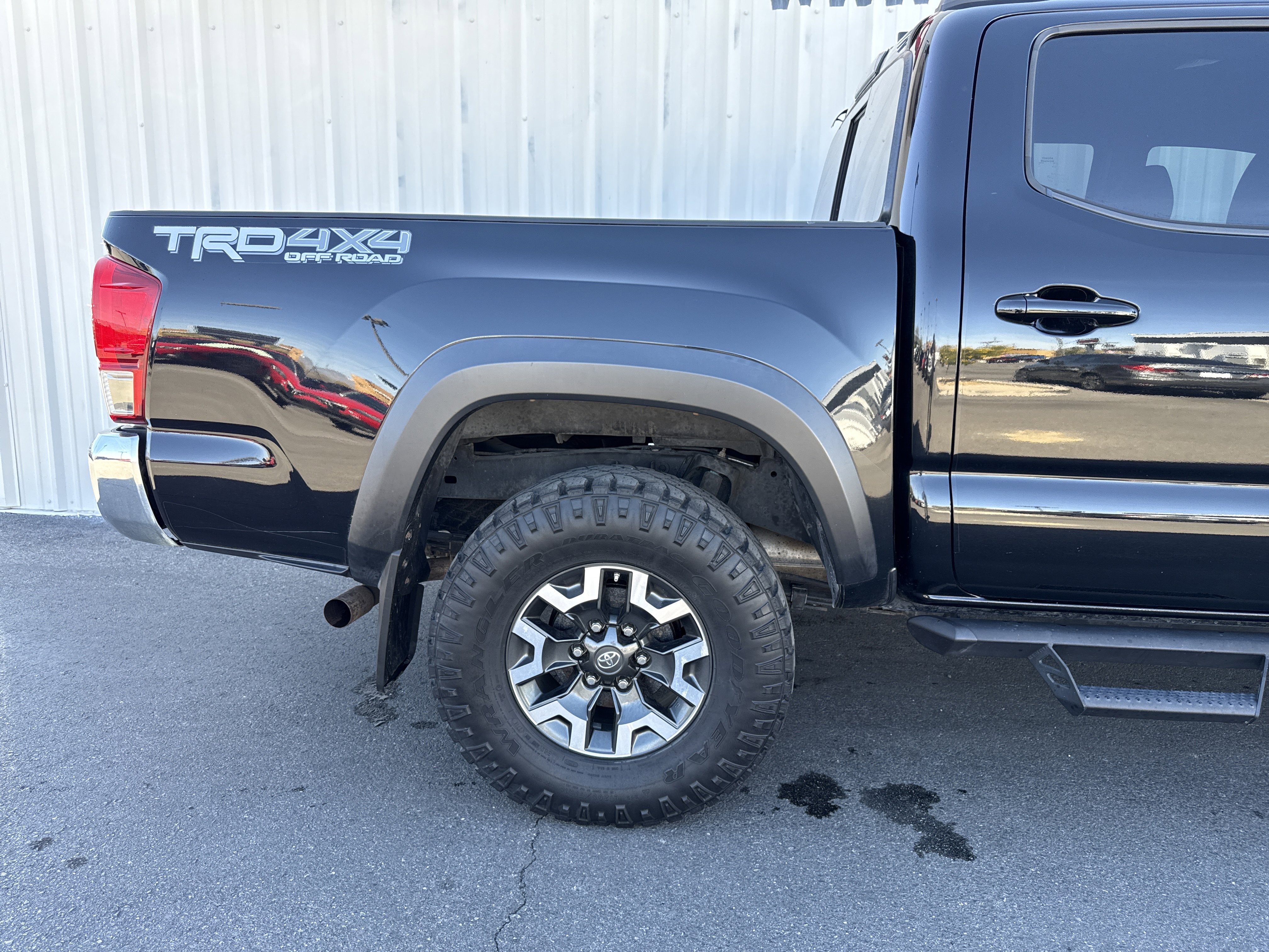 Used 2017 Toyota Tacoma TRD Off-Road w/ Tow Package (A/T) image 29