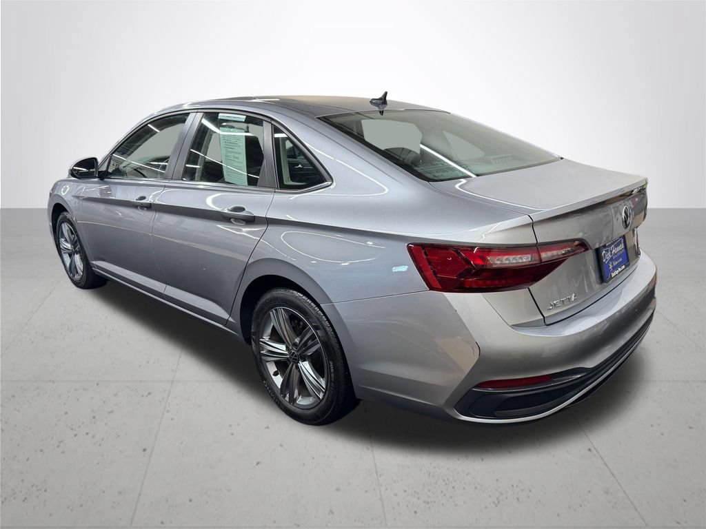 Used 2024 Volkswagen Jetta SE FWD image 4