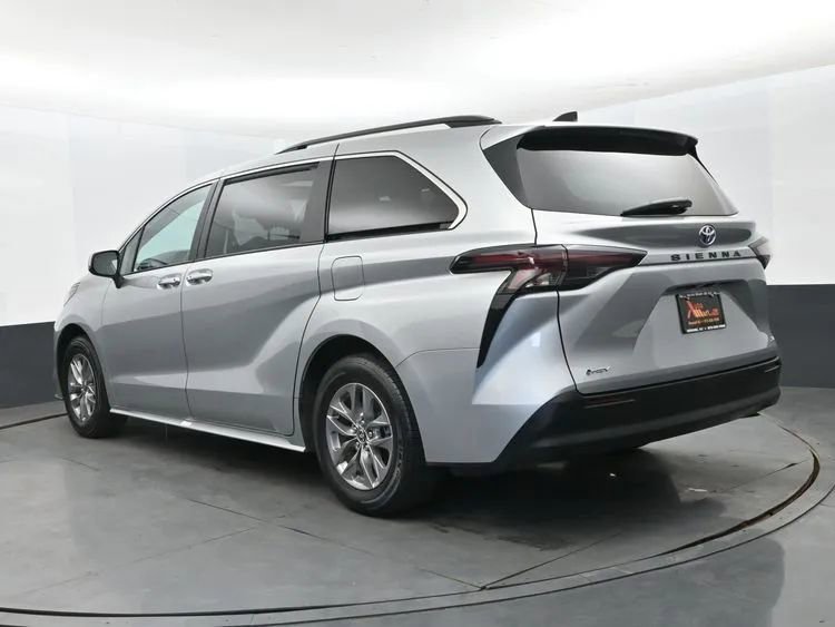Used 2025 Toyota Sienna XLE image 9