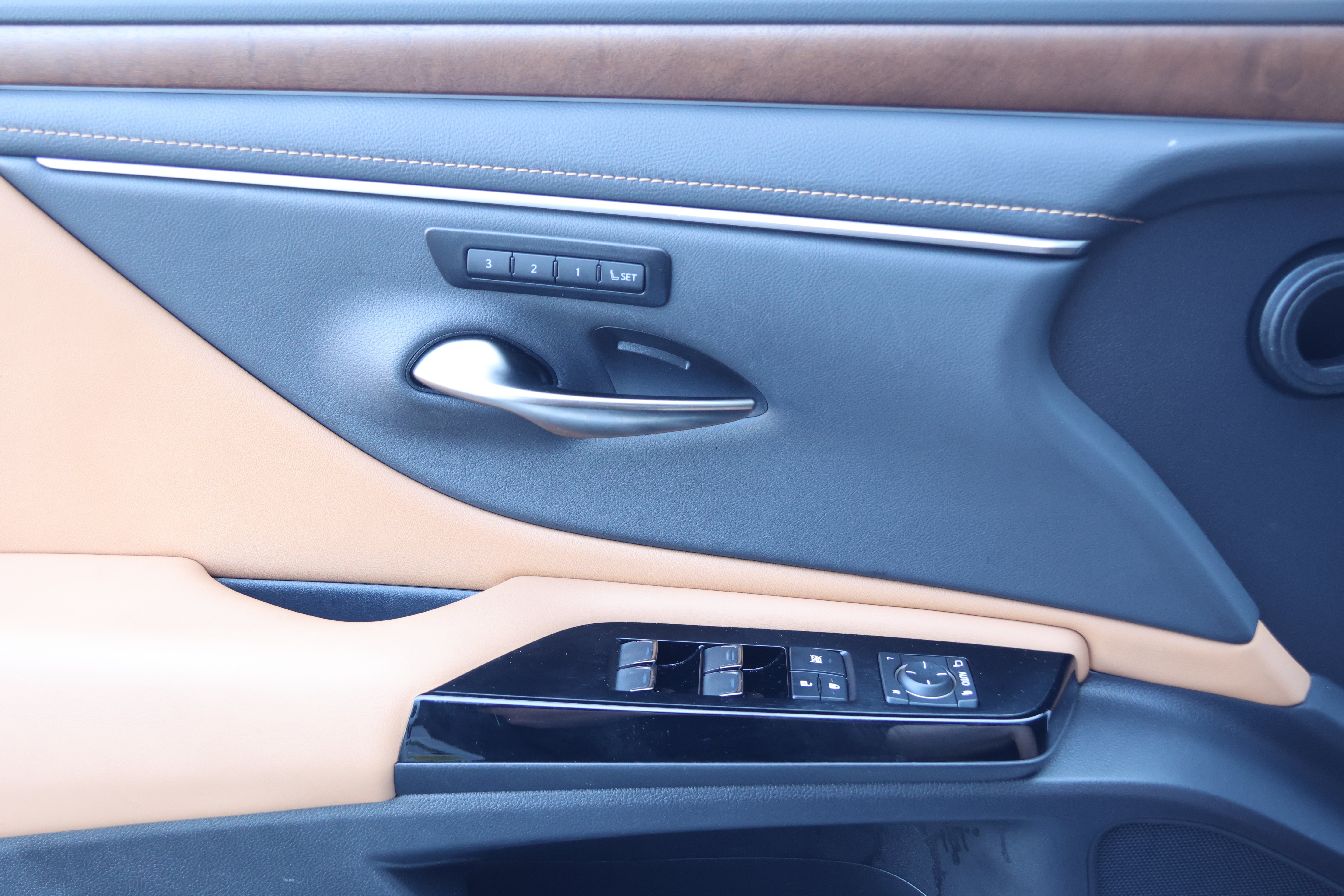 Certified 2025 Lexus ES 300h w/ Premium Package FWD image 12