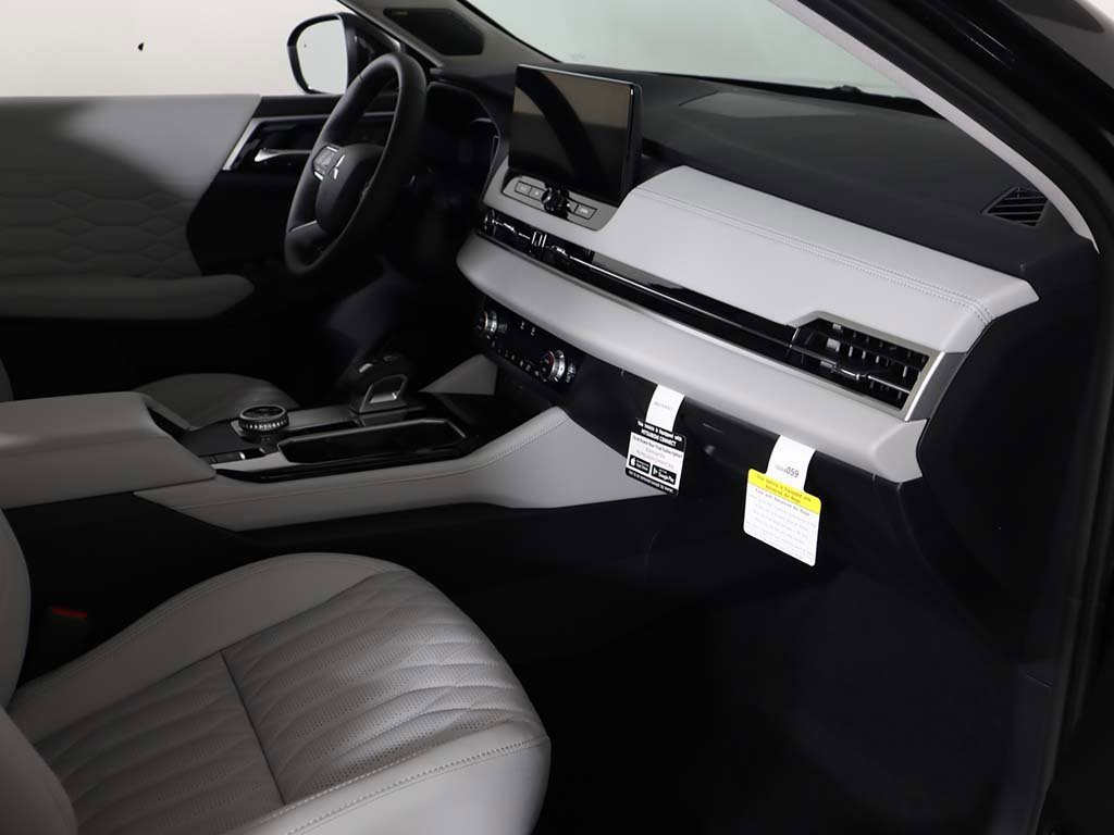 New 2025 Mitsubishi Outlander AWD image 31