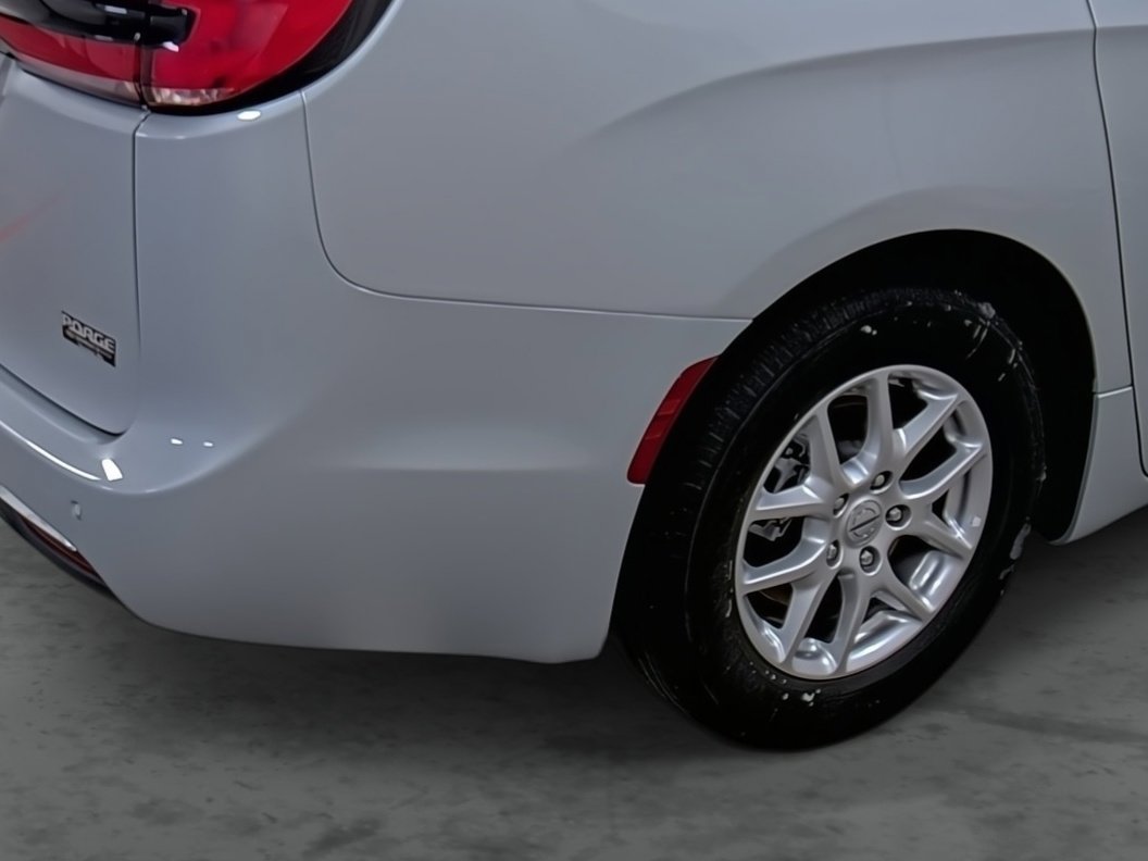 Used 2024 Chrysler Pacifica Touring-L image 12