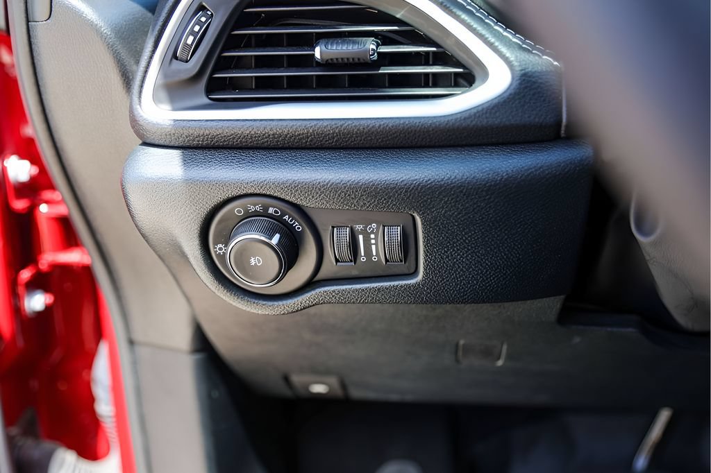 Used 2025 Chrysler Pacifica Select FWD image 18