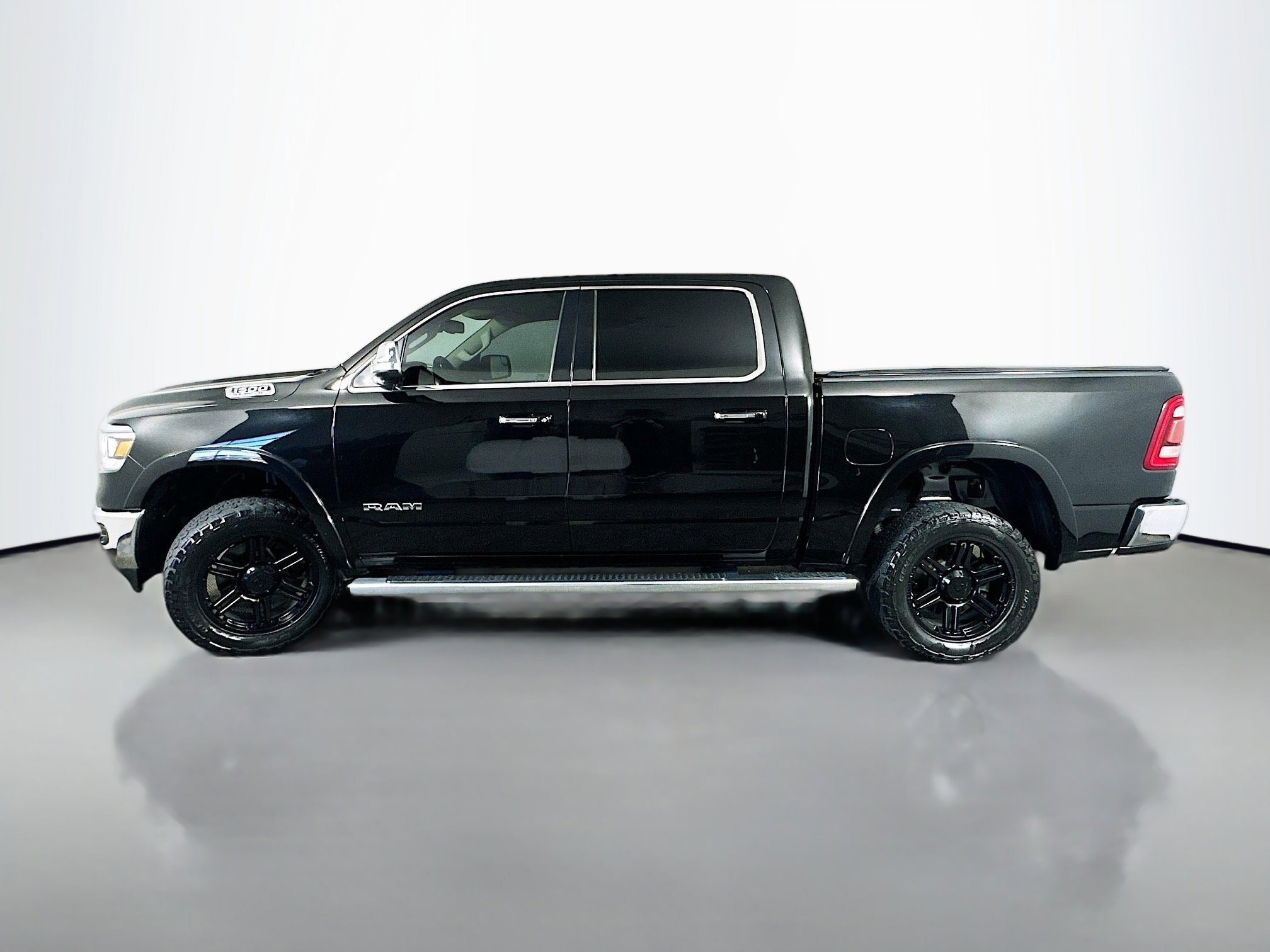 Used 2019 RAM 1500 Laramie AWD/4WD image 4