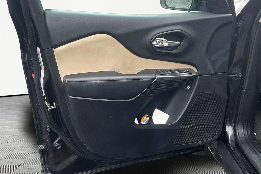 Used 2016 Jeep Cherokee Latitude w/ Safety/Convenience Group image 23