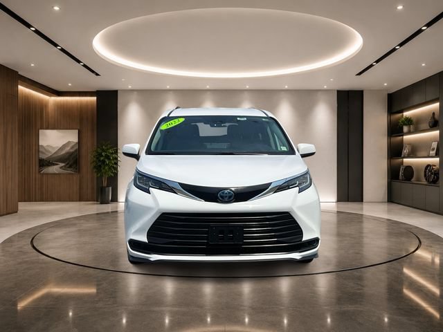 Used 2022 Toyota Sienna LE FWD image 2