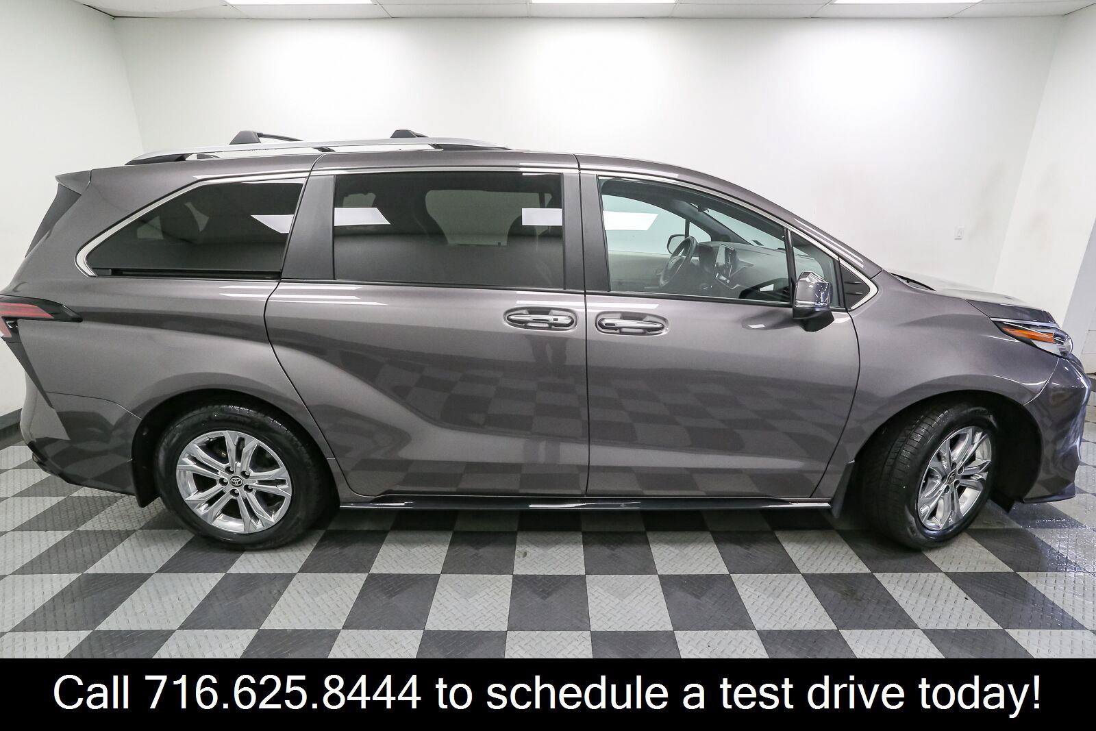 Used 2023 Toyota Sienna Platinum AWD/4WD image 7
