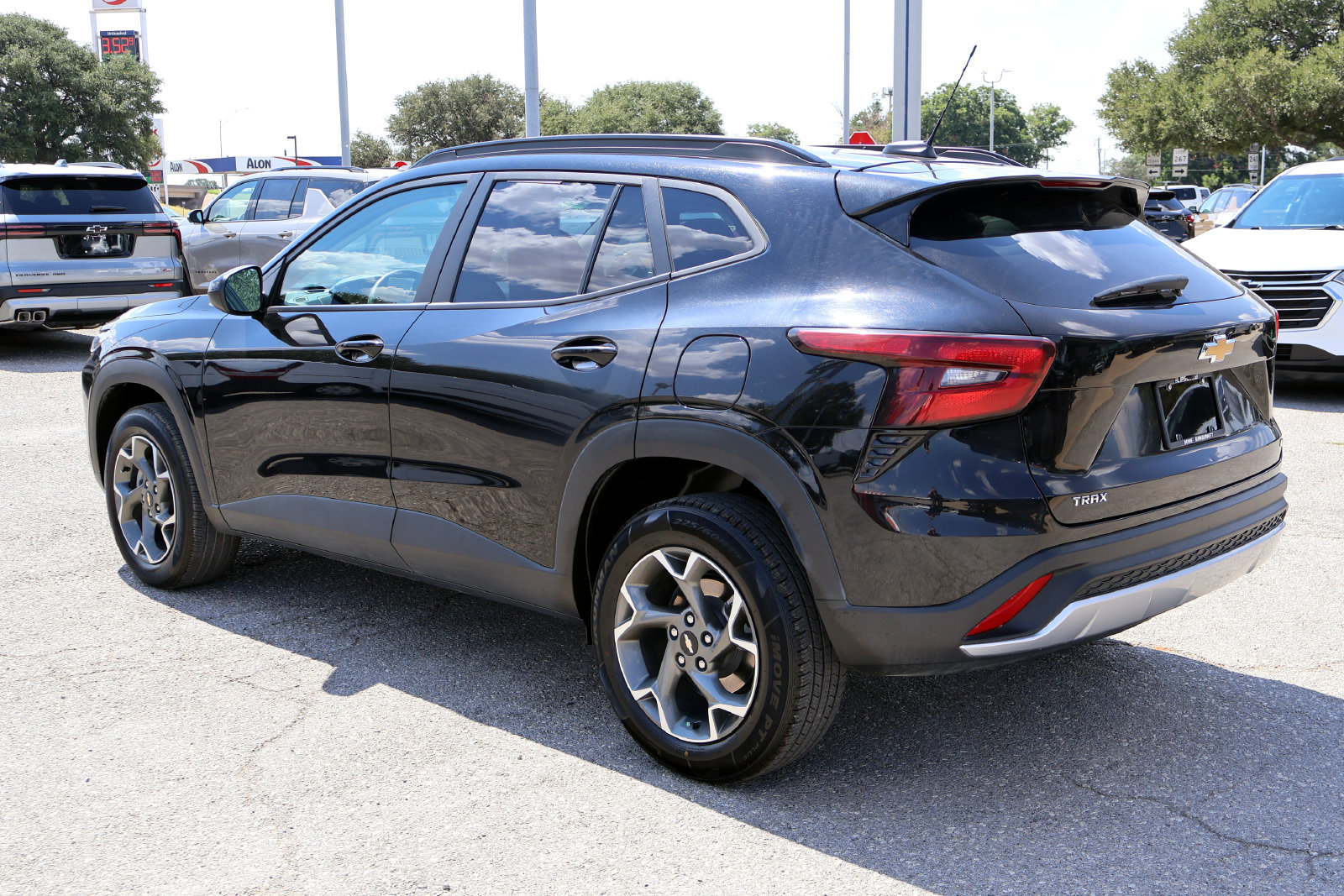 Used 2025 Chevrolet Trax LT FWD image 9
