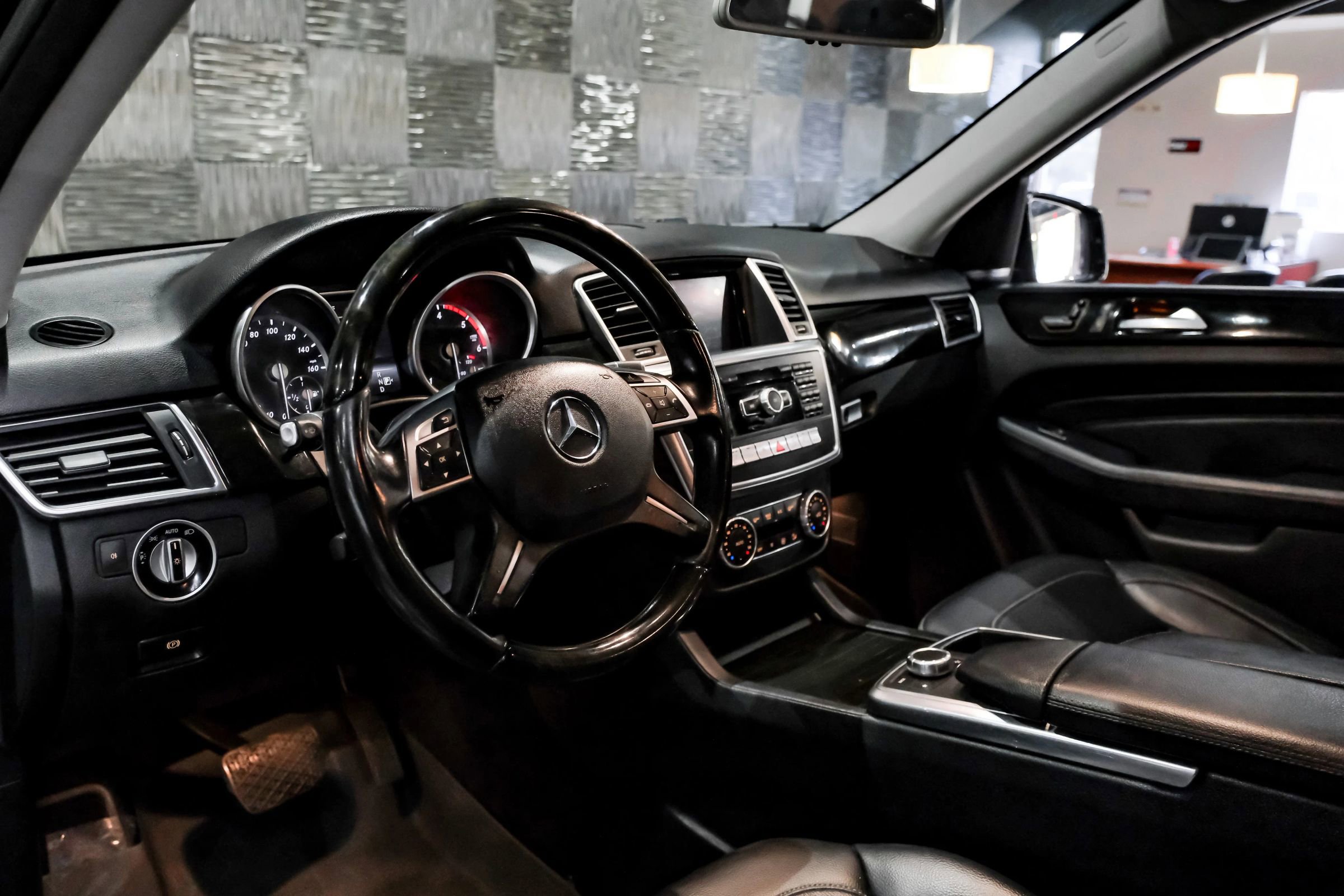 Used 2015 Mercedes-Benz ML 250 BlueTEC 4MATIC image 3