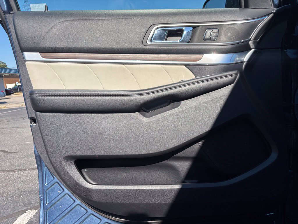Used 2019 Ford Explorer Limited w/ Limited Luxury Package FWD image 18