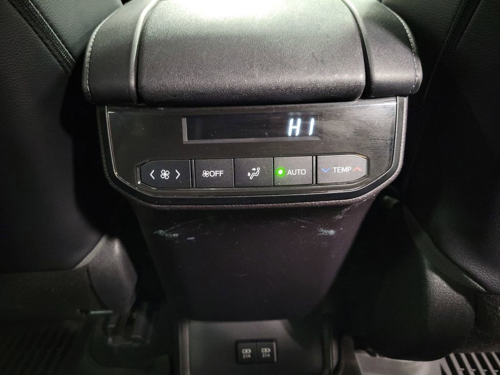 Used 2021 Toyota Highlander XLE image 28
