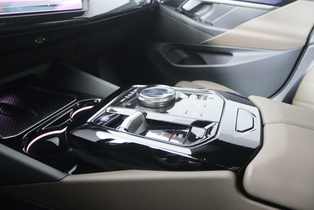 Used 2026 BMW 540i xDrive w/ M Sport Package image 26