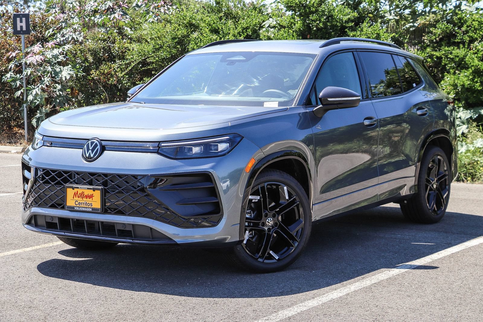 New 2026 Volkswagen Tiguan SE R-Line FWD image 1
