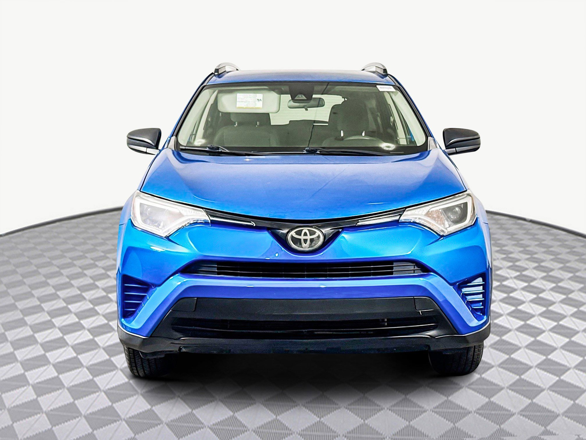 Used 2018 Toyota RAV4 LE image 2