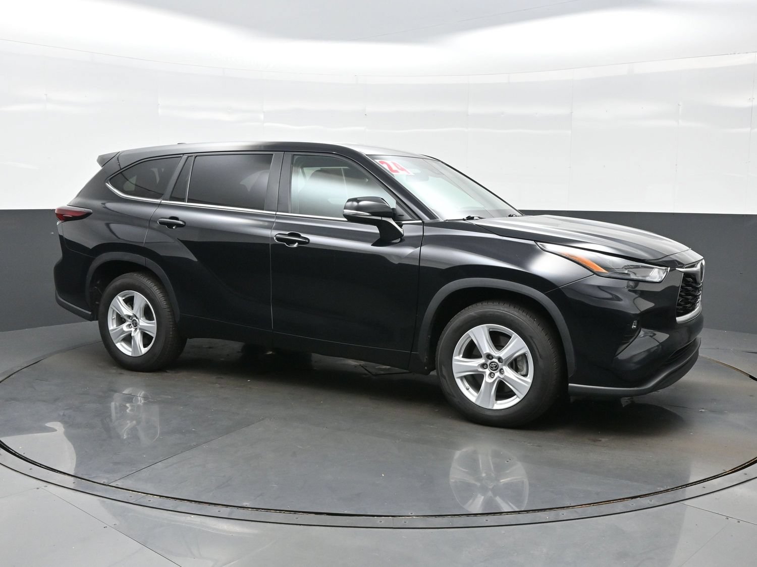 Used 2024 Toyota Highlander LE FWD image 7