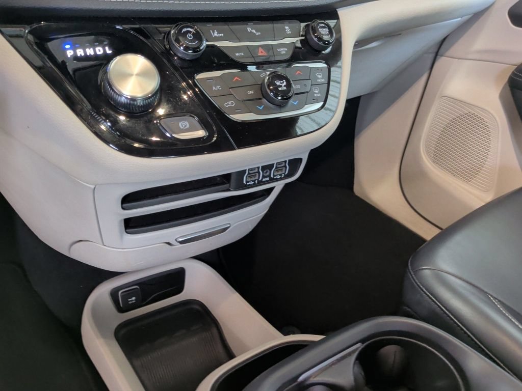 Used 2023 Chrysler Pacifica Touring-L FWD image 10