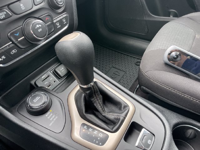 Used 2016 Jeep Cherokee Latitude w/ Cold Weather Group AWD/4WD image 13